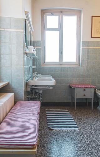 a bathroom with a sink and a window and a sink at Villa dei Muralti - Homestay - Rooms rental in Muralto