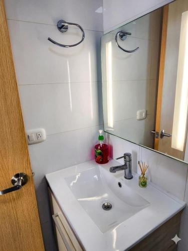 a bathroom with a sink and a mirror at Cartagena Flat Resort in Cartagena de Indias