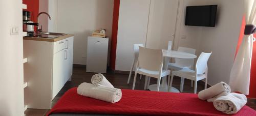 a room with a kitchen and a table with chairs at Appartamenti Mergellina in Naples