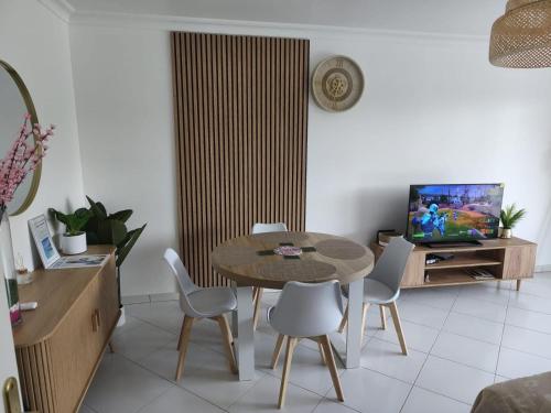 Jardin Riviera Apartment with private garden, Pool & beach 150 m