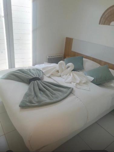 Jardin Riviera Apartment with private garden, Pool & beach 150 m