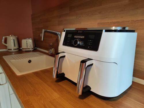 a white oven sitting on top of a kitchen counter at Appartement à Anglet in Anglet
