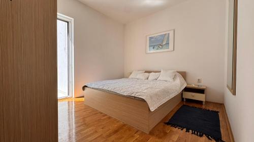 a bedroom with a bed in a room with a window at SFE Apartment in Milna
