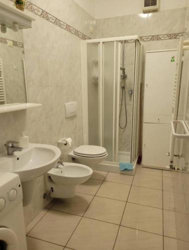 a bathroom with a shower and a toilet and a sink at Casa Lucia 2 - Sottomarina in Sottomarina