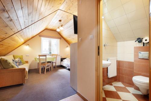 a bathroom with a sink and a toilet in a room at Dobra Miejscówka in Krynica Zdrój