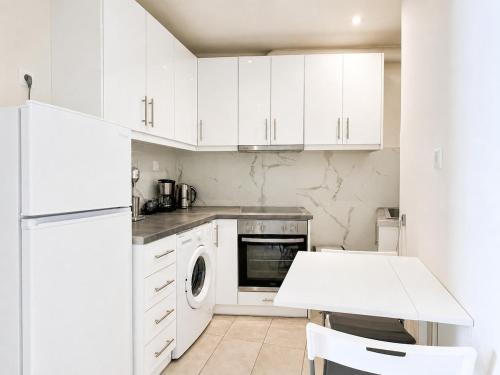 Athens Studio Near Metro & Transport Hub by ΜΡS