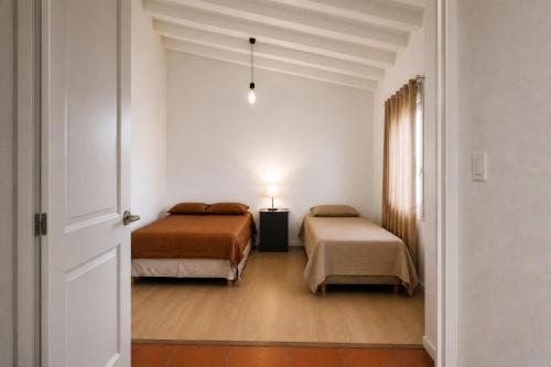 a hotel room with two beds and a window at Depto Muy Patagónico, lindo y cómodo in Trelew