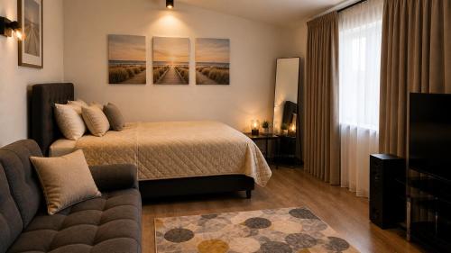 a bedroom with a bed and a couch at Pärnu Saunamaja saun, aed, mere lähedal ja tasuta parkimine in Pärnu