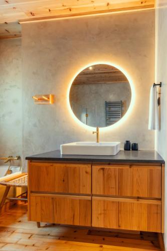 a bathroom with a sink and a mirror at Casa do Incenso in São Roque do Pico