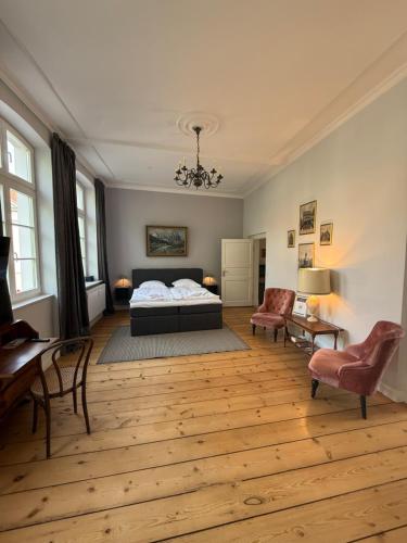 a bedroom with a bed and a table and chairs at Fürstenhof Belle Etage Altstadt- Parkplatz im Innenhof in Wismar