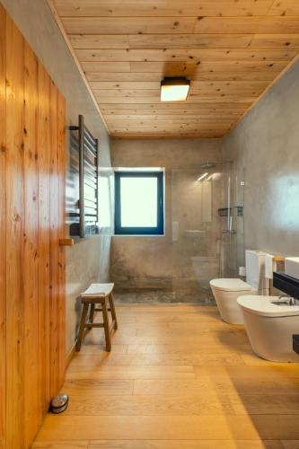 a bathroom with two sinks and a tub and a toilet at Casa da Rocha in Terra Alta