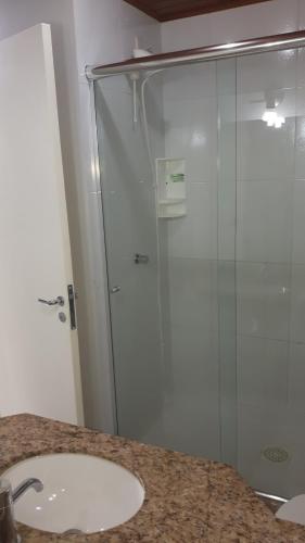 ein Badezimmer mit Glasdusche und Waschbecken in der Unterkunft Apto Ingleses à 50mts da praia in Florianópolis