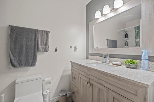 a bathroom with a sink and a mirror at Entire 5 bedrooms House 14 guests in Barrie