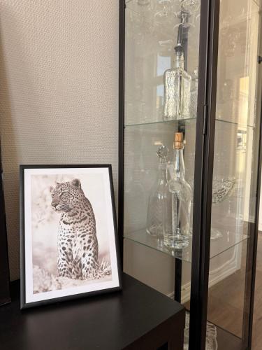 ein Bild von einem Leoparden, der auf einem Tisch sitzt in der Unterkunft Harmony in Oslo