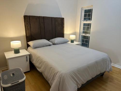 a bedroom with a large white bed with two lamps at Gorgeous Holiday Home in Monte Vista