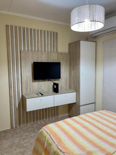a bedroom with a bed and a tv on a wall at Chill Home VIII in Posadas
