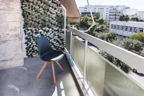 Athens Riviera 2BR Apartment by ΜΡS