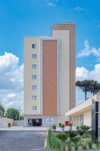 a large building with a large brick at Edifício Curitiba João Bettega in Curitiba