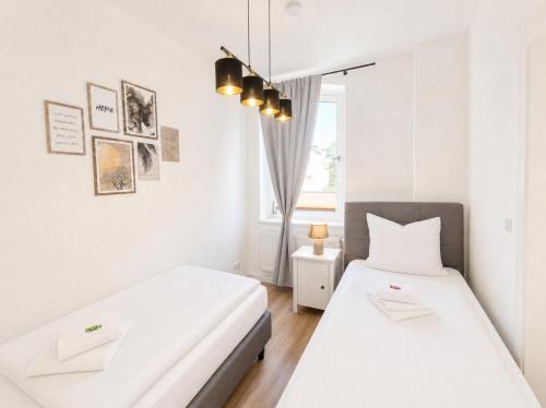a bedroom with two beds and a window at Geräumige 3-Zi Stadtwohnung für 8 mit Parkplatz in Coburg