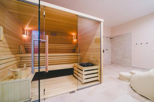 a sauna with a glass door in a bedroom at Villa boZEN w Juracie in Jurata
