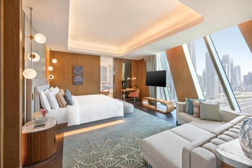 ein Hotelzimmer mit einem Bett und einer Couch in der Unterkunft Mandarin Oriental Downtown, Dubai in Dubai