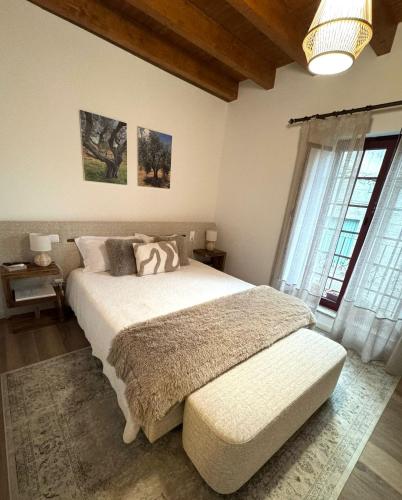 a bedroom with a large bed and a large window at Casas do Abô Fredo in Sendim