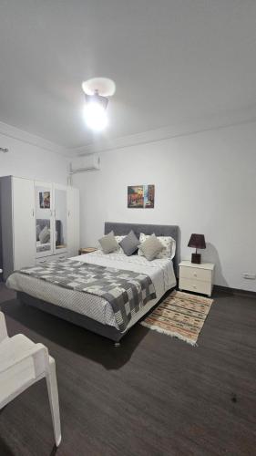 a bedroom with a large bed in a room at Beau appt vue mer à gammarth in Gammarth