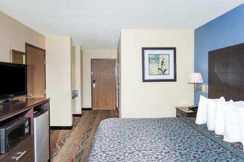 Days Inn by Wyndham Springfieldにあるテレビまたはエンターテインメントセンター