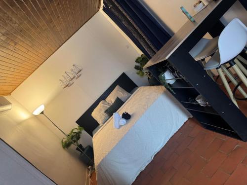 Draufsicht auf ein Bett in einem kleinen Zimmer in der Unterkunft studio gien in Gien