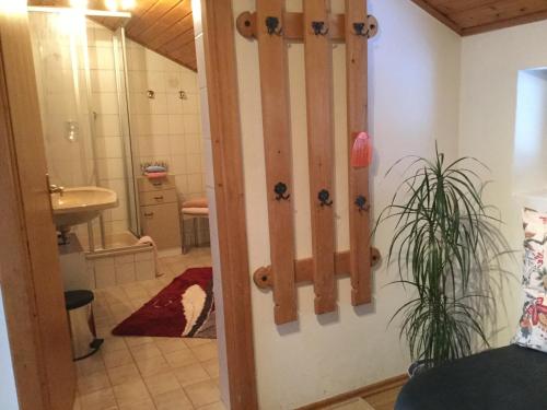 ein Bad mit einem WC und einem Waschbecken in der Unterkunft Apartements Ingrid Unhoch-Raggl in Oberammergau
