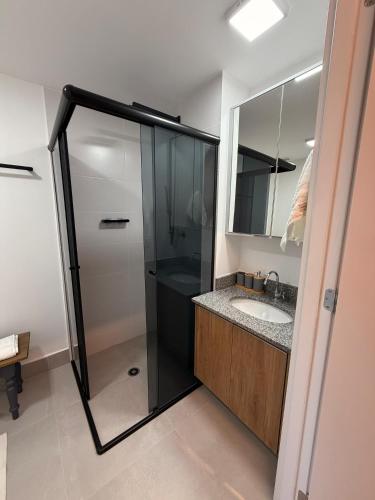 a bathroom with a shower and a sink at 08 Studio com Arte e Sofisticação perto do Consulado in São Paulo