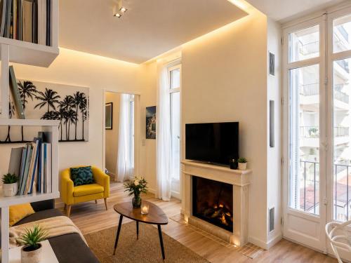 Palm In Bright 2 Bedroom Apartment in Cannes Center with Terrace & AC