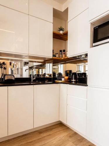 Palm In Bright 2 Bedroom Apartment in Cannes Center with Terrace & AC
