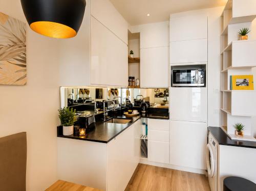 Palm In Bright 2 Bedroom Apartment in Cannes Center with Terrace & AC
