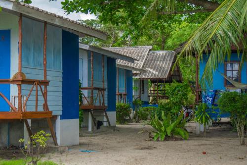 Two Rocks Bungalows في بان تاي: صف من المنازل على الشاطئ