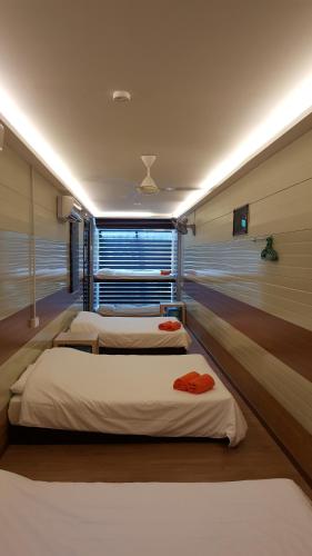 מיטה או מיטות בחדר ב-A105 Homestay