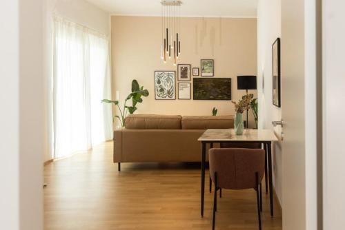 Modern, Bright Garden Apartment, 15 Mins to Center