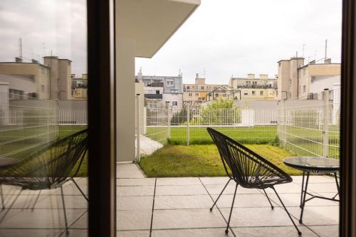Modern, Bright Garden Apartment, 15 Mins to Center