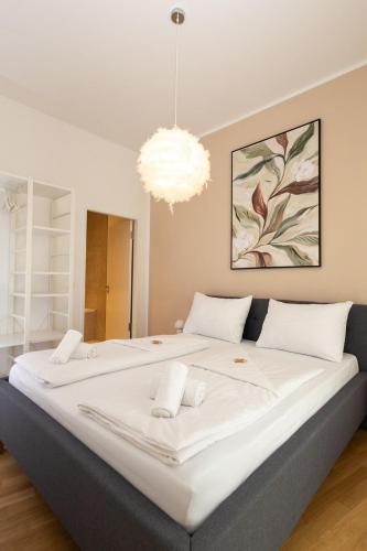 Modern, Bright Garden Apartment, 15 Mins to Center