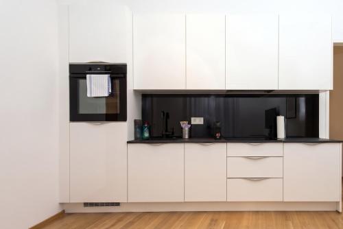 Modern, Bright Garden Apartment, 15 Mins to Center
