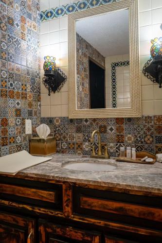 a bathroom with a sink and a mirror at Mansión del Cobre Hotel Boutique in Los Mochis