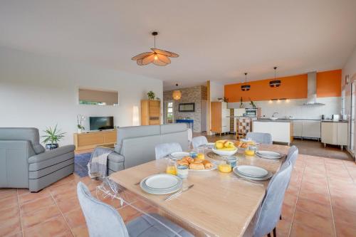 una sala da pranzo e un soggiorno con tavolo e sedie di Villa Héloïse a Camblanes-et-Meynac