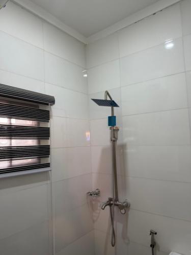 a shower in a bathroom with a window and a shower at Fimdah Hotel in Dushepe