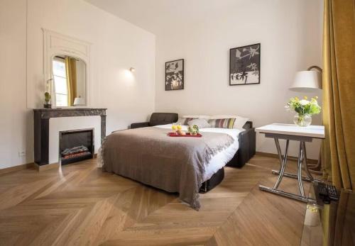 Designer Flat, Steps from Place des Vosges, Le Marais