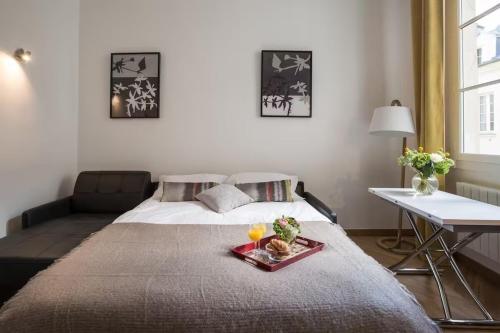 Designer Flat, Steps from Place des Vosges, Le Marais