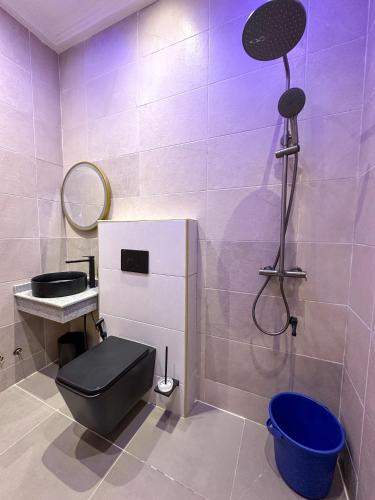 a bathroom with a toilet and a sink and a shower at Les Résidences AKATA-Appartement HOUÈ in Abomey-Calavi
