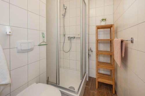 a bathroom with a shower and a toilet at FeWo Dünengrün in Trassenheide