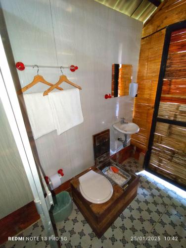 a bathroom with a toilet and a sink at Ecopradera Lodge in San José del Guaviare