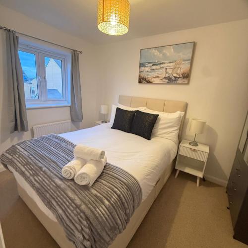 a bedroom with a bed with two towels on it at NJ&C Properties in Bristol