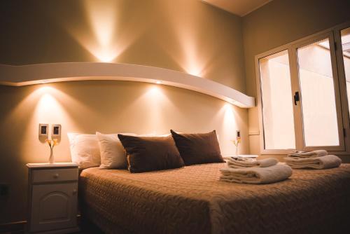 Un pat sau paturi într-o cameră la San Rafael Group Hotel